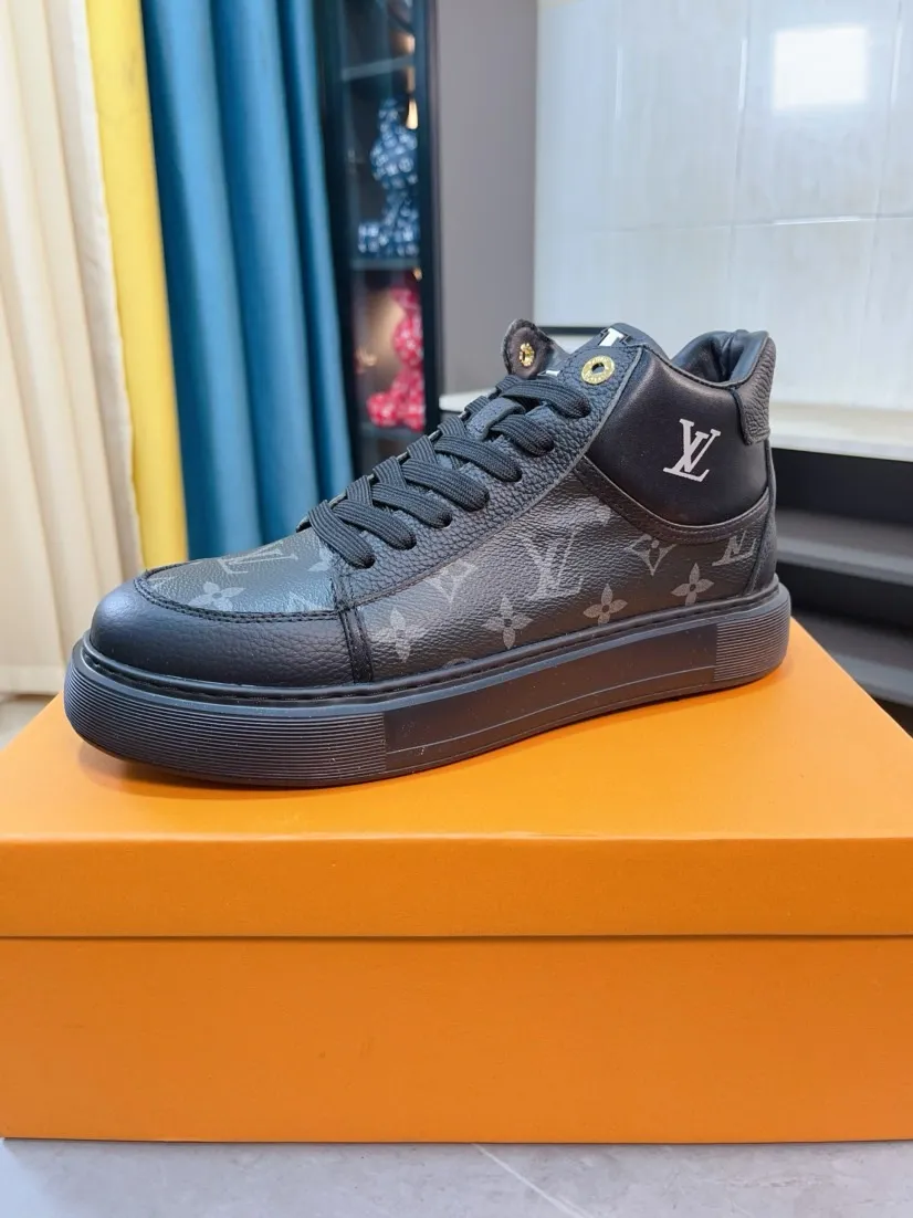 Ex-factory price 438🌹🌹【LOUIS VUITTON】Same style on Louis Vuitton* official website🚹Men's high-top casual shoes❤️Same style as popular celebrities and big names ~ Best-selling at home and abroad Lv focuses on the checkerboard series...Imported first-layer cowhide with special fabrics➕Full sheepskin lining➕Brand-specific hollow outsole💎Produced by OEM The highest version🔍🔍Number of codes: 38-44,